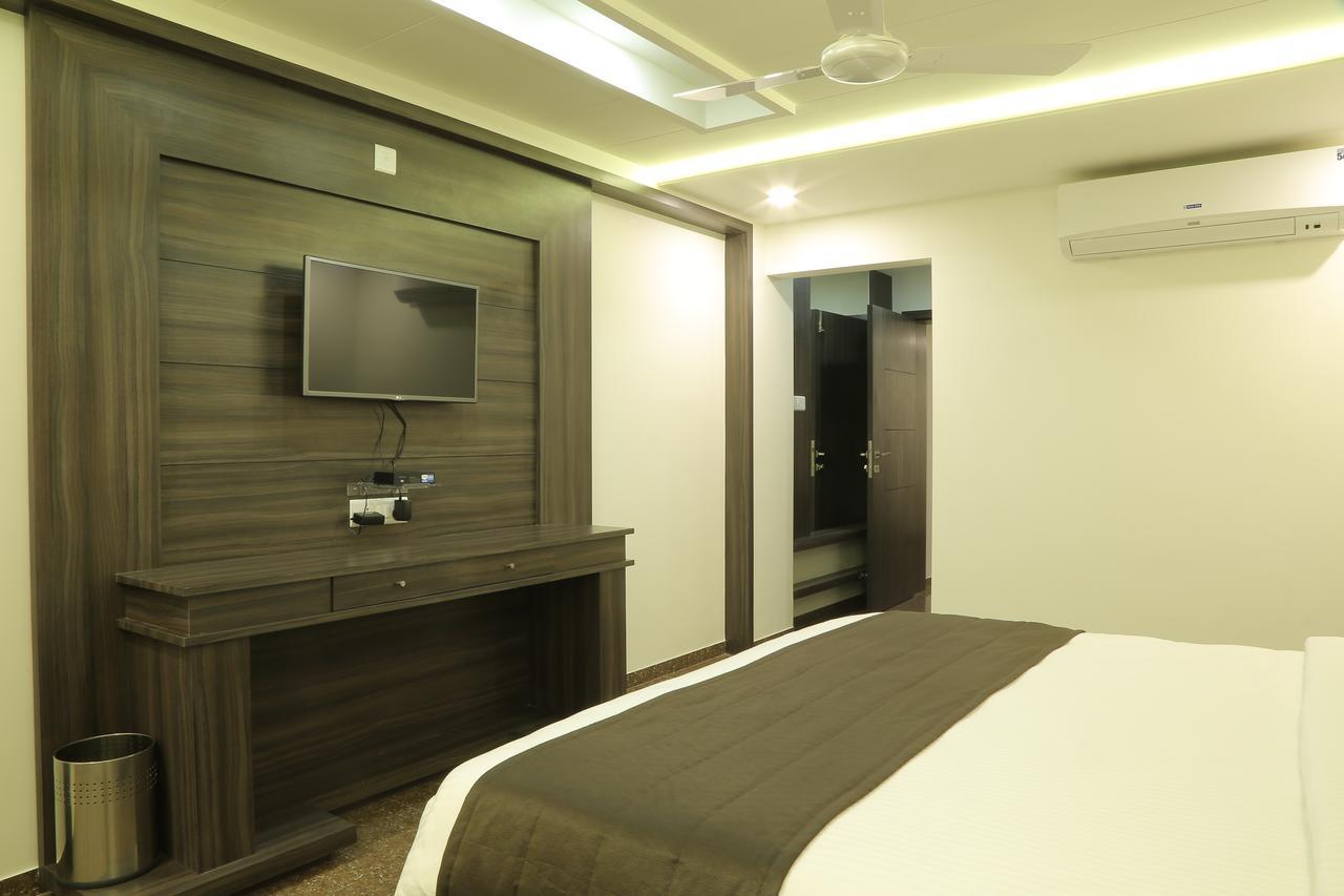 Hotel Roma Kristo Dwārka Dış mekan fotoğraf