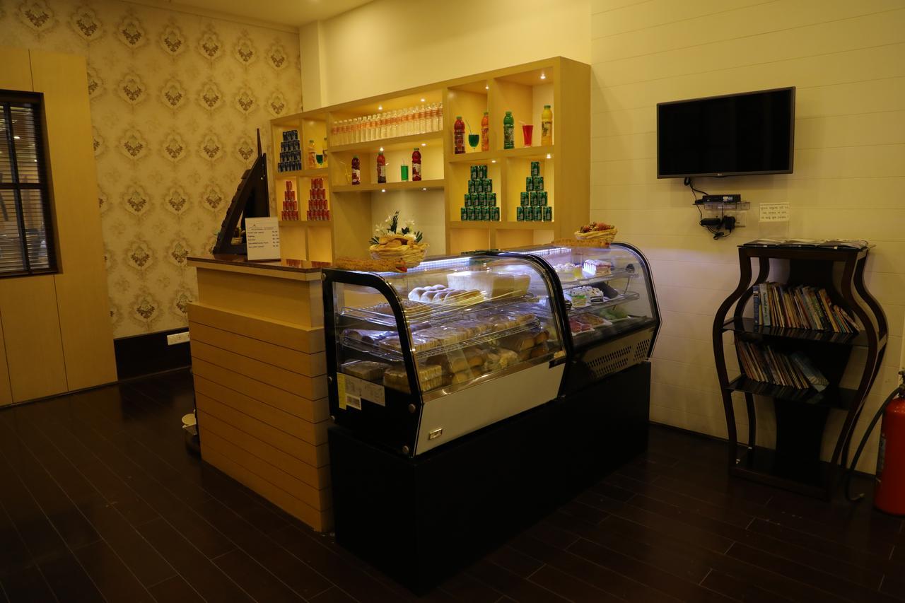 Hotel Roma Kristo Dwārka Dış mekan fotoğraf